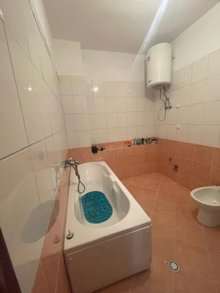 Tirane, jepet me qera apartament 3+1+Ballkon Kati 3, 130 m² 400 € (Rruga 3 Deshmoret)