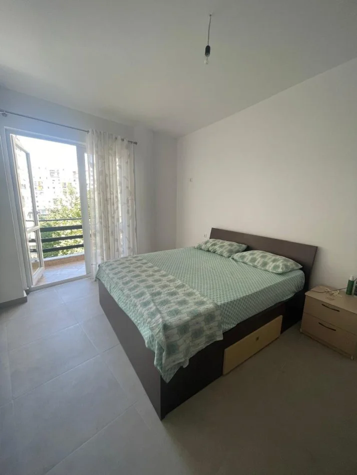 Tirane, jepet me qera apartament 3+1+Ballkon Kati 3, 130 m² 400 € (Rruga 3 Deshmoret)