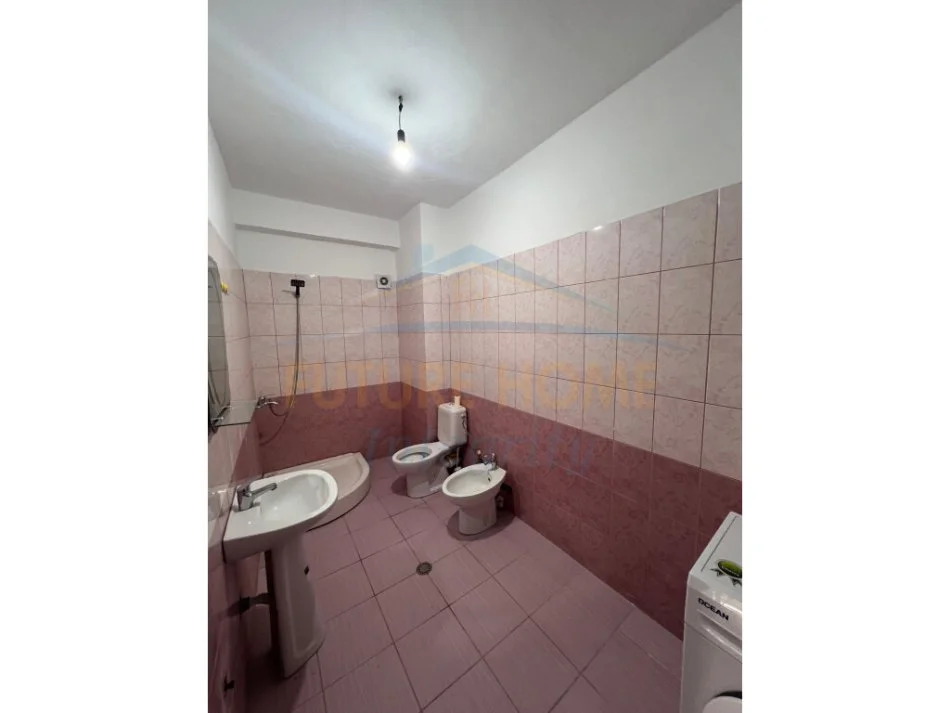 Tirane, shitet garsonier 1+1 Kati 2, 58 m² 64.000 € (UNAZA E RE BAR BOHEM)