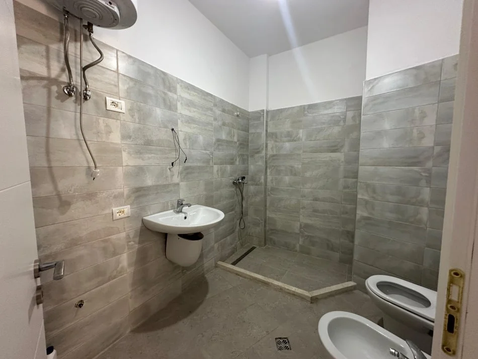 Tirane, jepet me qera apartament 2+1 Kati 9, 120 m² 550 € (ASTIR)
