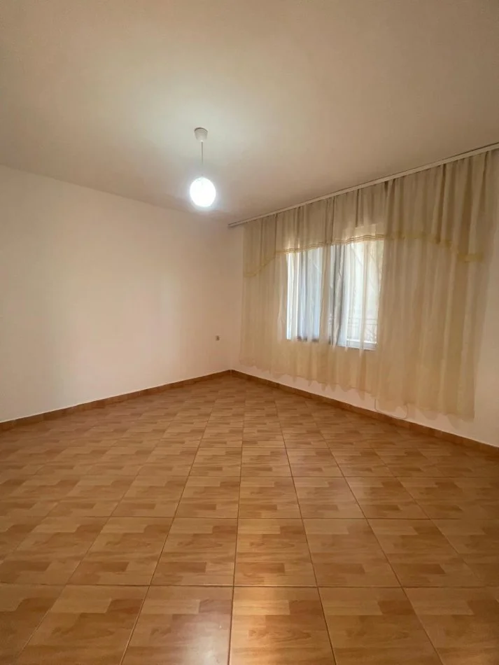 Tirane, jepet me qera apartament 2+1+Ballkon Kati 1, 100 m² 300 € (Rruga Abdyl Matoshi)