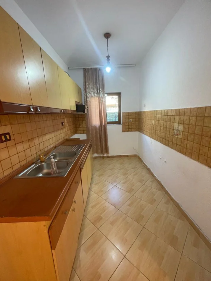 Tirane, jepet me qera apartament 2+1+Ballkon Kati 1, 100 m² 300 € (Rruga Abdyl Matoshi)