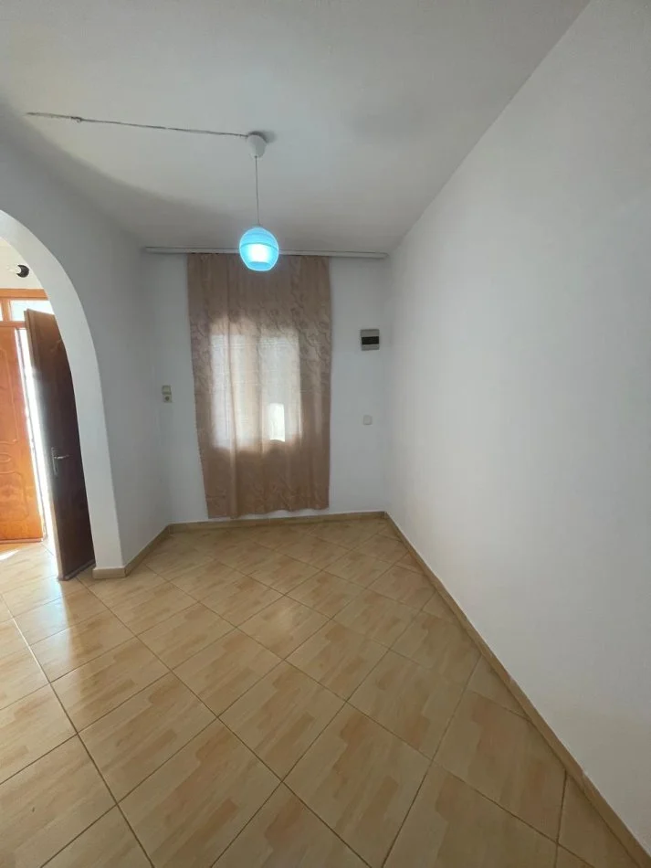 Tirane, jepet me qera apartament 2+1+Ballkon Kati 1, 100 m² 300 € (Rruga Abdyl Matoshi)