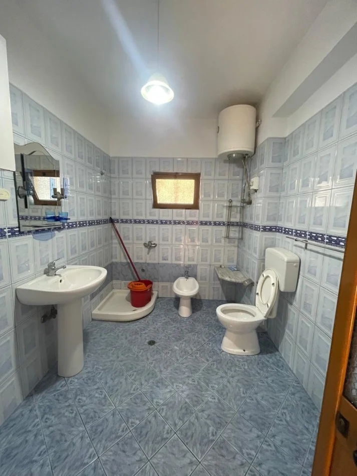 Tirane, jepet me qera apartament 2+1+Ballkon Kati 1, 100 m² 300 € (Rruga Abdyl Matoshi)