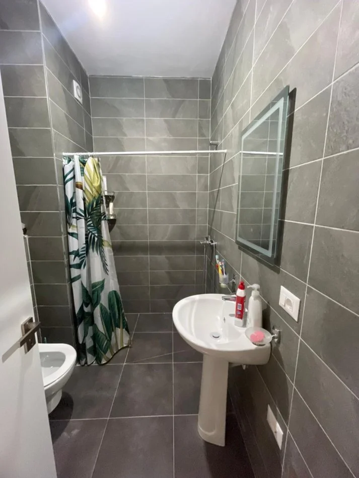 Tirane, jepet me qera apartament 2+1+Ballkon Kati 6, 120 m² 580 € (PORCELAN)