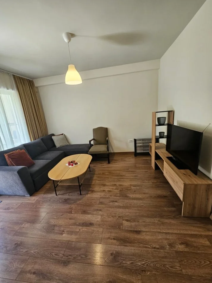 Tirane, jepet me qera apartament 1+1+Ballkon Kati 4, 65 m² 450 € (liqeni thate)