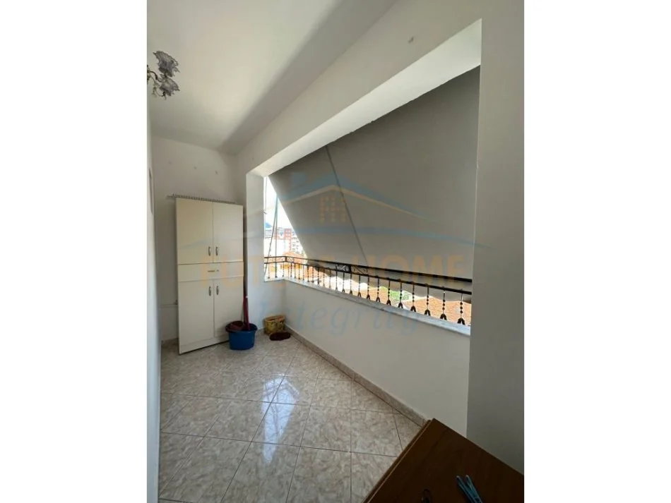 Tirane, jepet me qera apartament 2+1 Kati 5, 70 m² 400 € (LAPRAKE)
