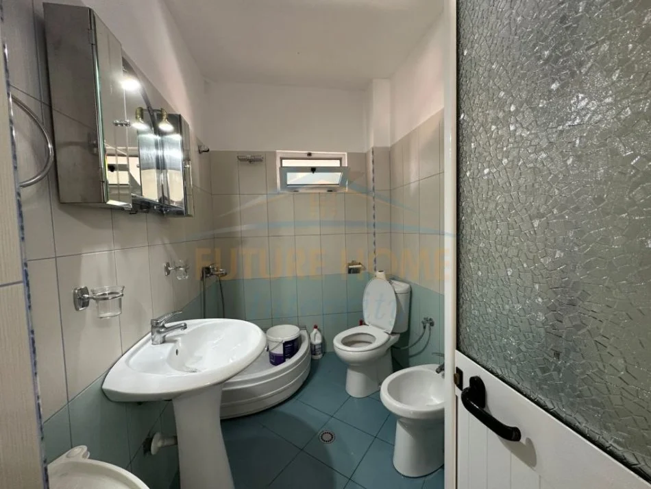 Tirane, jepet me qera apartament 2+1 Kati 5, 70 m² 400 € (LAPRAKE)