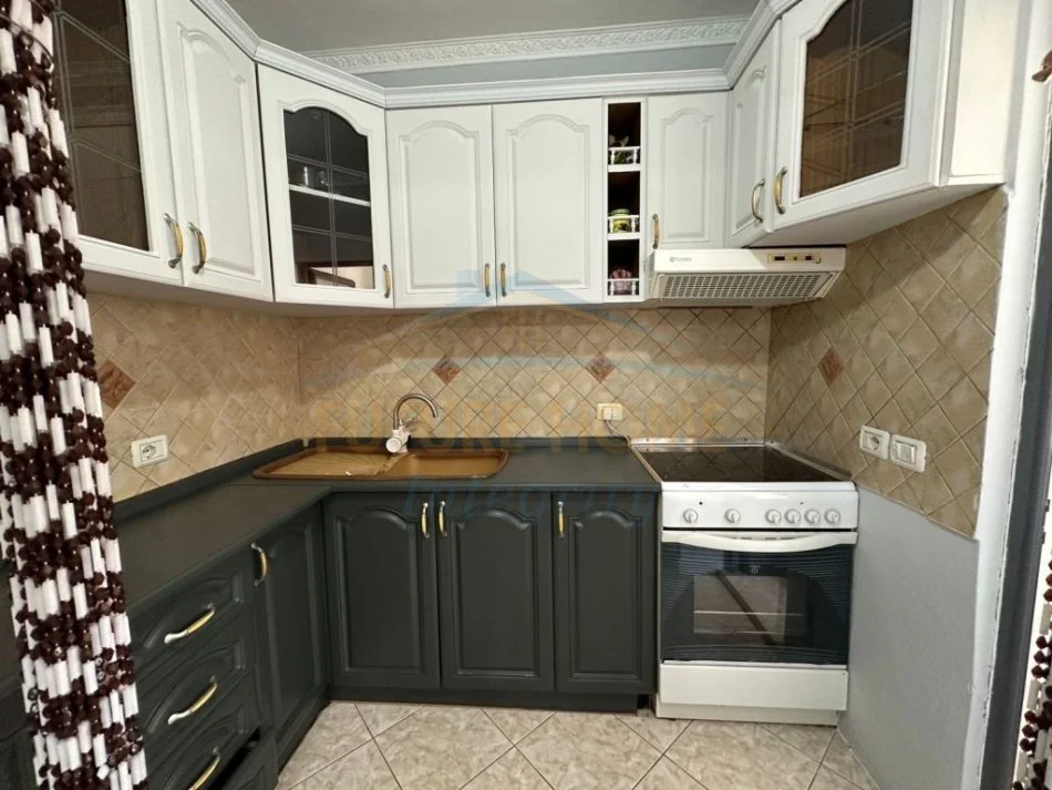 Tirane, jepet me qera apartament 2+1 Kati 5, 70 m² 400 € (LAPRAKE)