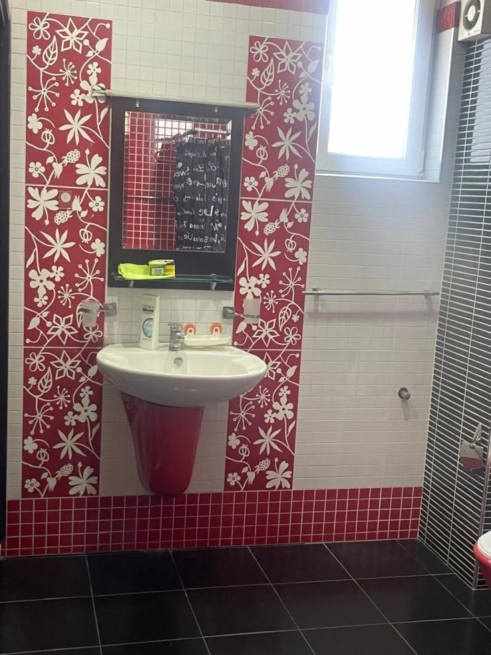 Tirane, jepet me qera Vile 3+1+Ballkon Kati 2, 130 m² 600 € (Rruga e Barrikadave)