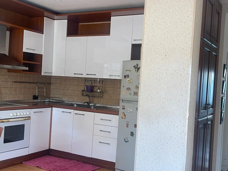 Tirane, jepet me qera Vile 3+1+Ballkon Kati 2, 130 m² 600 € (Rruga e Barrikadave)