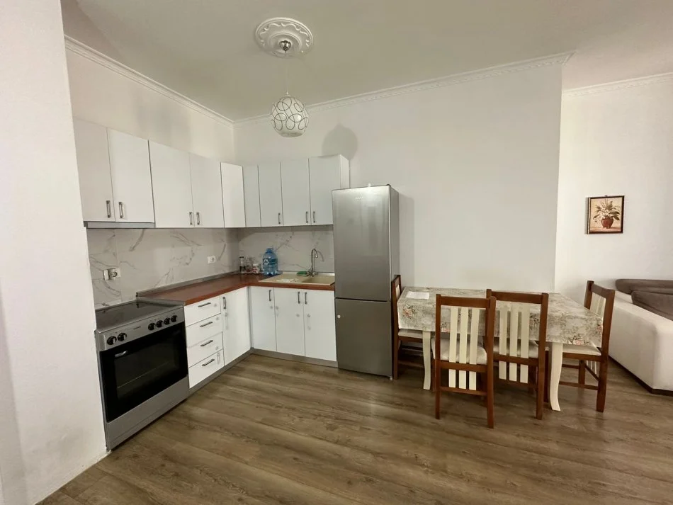 Tirane, jepet me qera apartament 2+1+Ballkon Kati 4, 90 m² 800 € (kompleksi Kika 2)