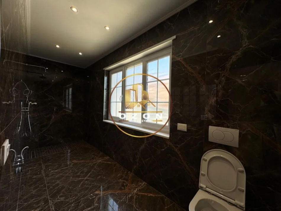 Vila 3-Katëshe Moderne me Qira në Rezidencën Akacia Hills, Mjull Bathore!