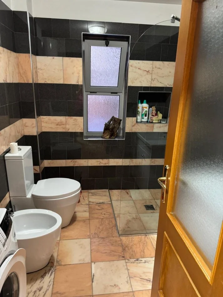 Tirane, Apartament 2+1 me qira  40 000 All ( E negociueshme)  Shkoze