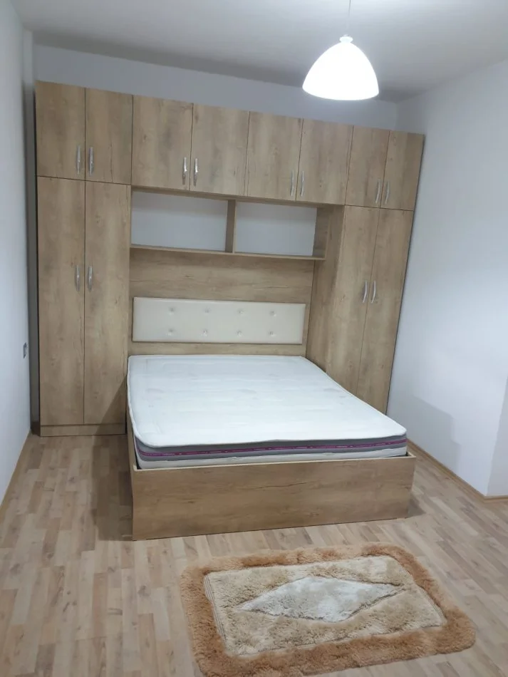 Tirane, Apartament 1+1 me qira Kati 2, 65 m² 300 € ( Kinostudio)