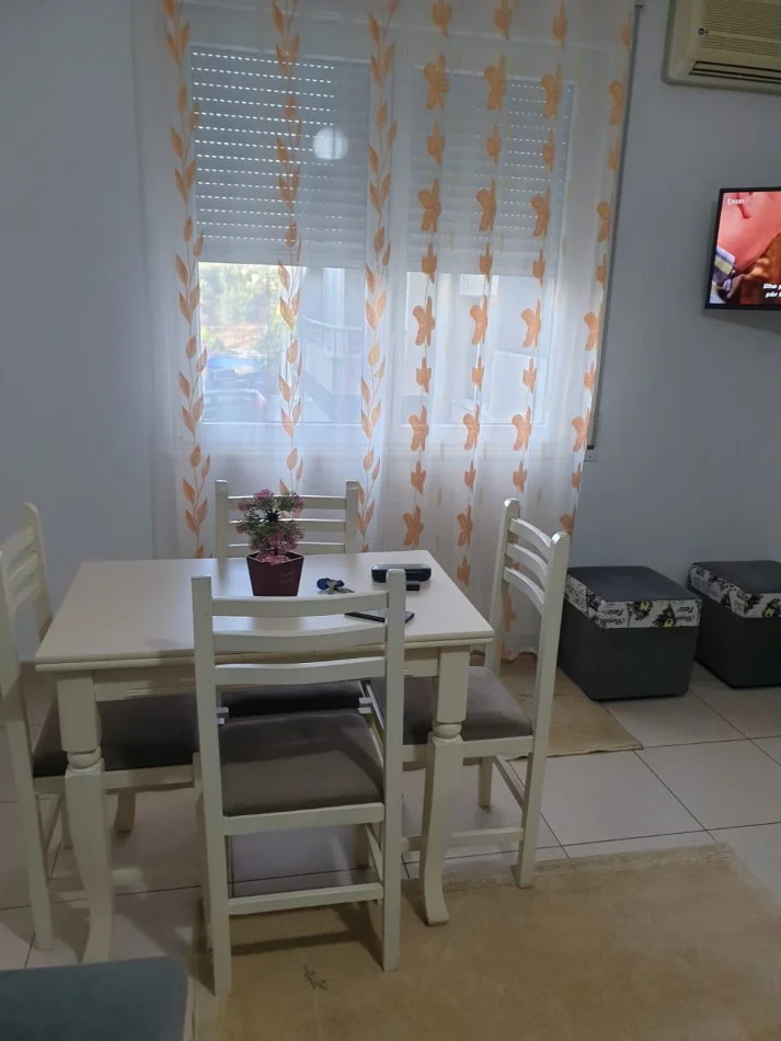 Tirane, Apartament 1+1 me qira Kati 2, 65 m² 300 € ( Kinostudio)