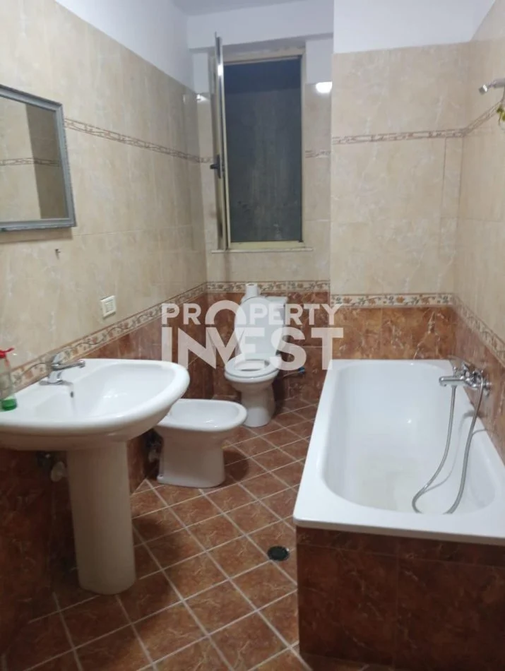 Tirane, jepet me qera apartament 1+1 Kati 3, 82 m² 450 € (Myslym Shyr)