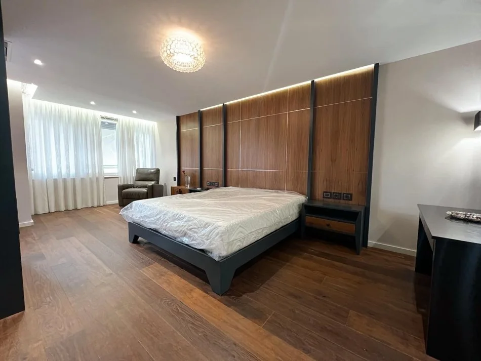 Tirane, jepet me qera apartament 3+1+Ballkon Kati 2, 200 m² 1.500 € (KOPSHTI BOTANIK)