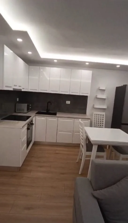 Tirane, jepet me qera apartament 2+1+Ballkon Kati 1, 75 m² 750 € (Pazari ri)