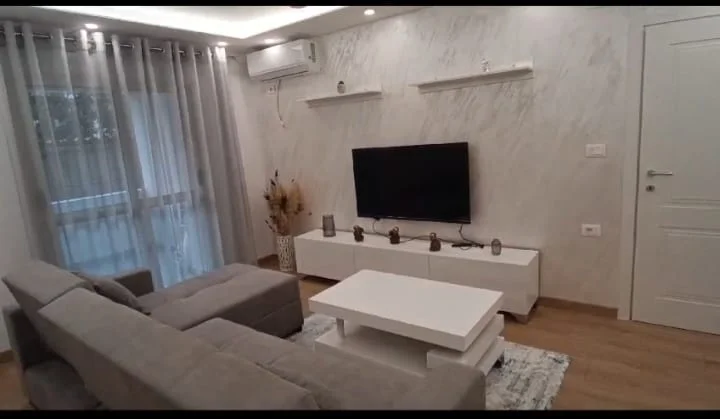 Tirane, jepet me qera apartament 2+1+Ballkon Kati 1, 75 m² 750 € (pazari ri)