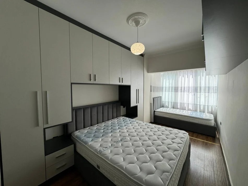 Tirane, jepet me qera apartament 1+1 Kati 6, 65 m² 700 € (Rr. Him Kolli)