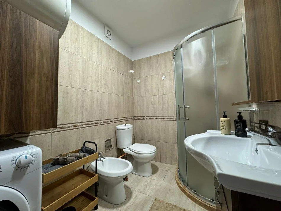 Tirane, jepet me qera apartament 1+1 Kati 6, 65 m² 700 € (Rr. Him Kolli)