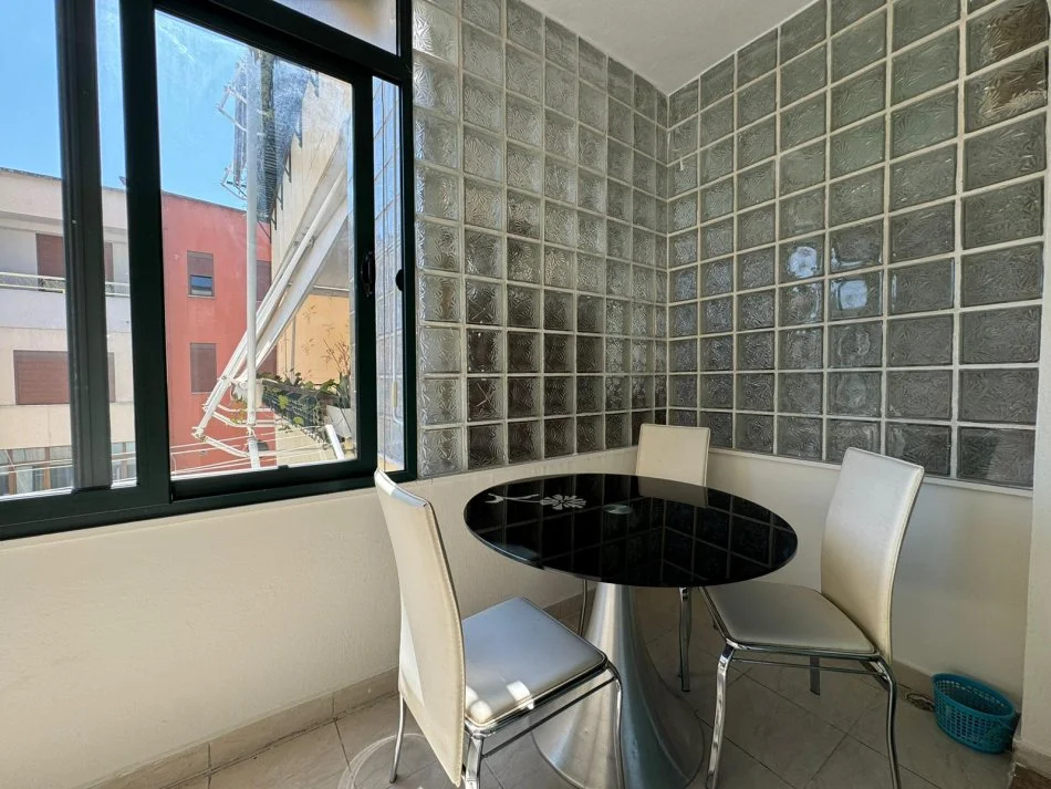 Tirane, jepet me qera apartament 1+1 Kati 6, 65 m² 700 € (Rr. Him Kolli)