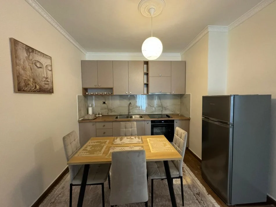 Tirane, jepet me qera apartament 1+1 Kati 6, 65 m² 700 € (Rr. Him Kolli)