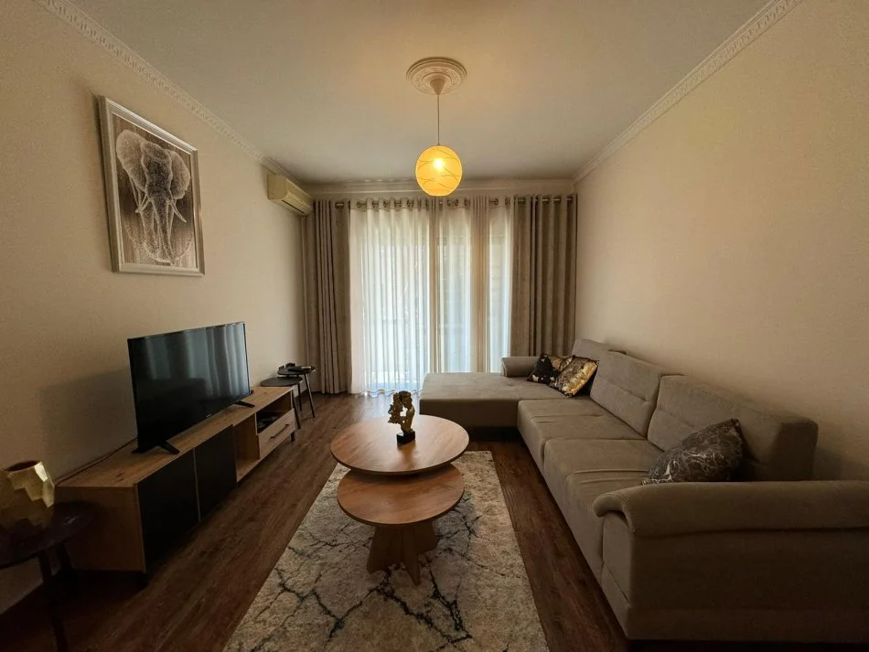 Tirane, jepet me qera apartament 1+1 Kati 6, 65 m² 700 € (Rr. Him Kolli)