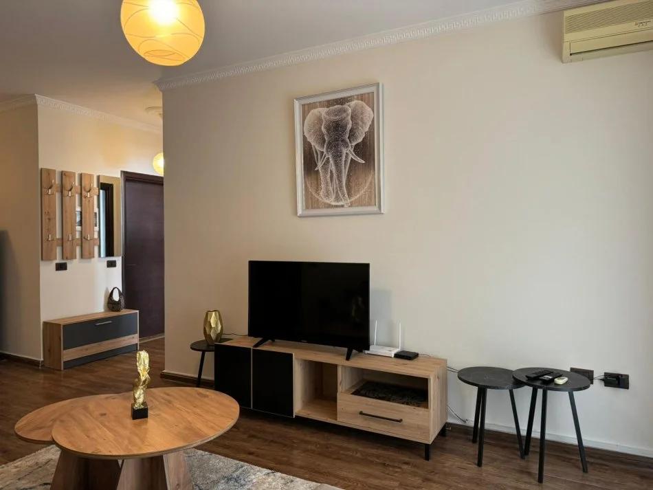 Tirane, jepet me qera apartament 1+1 Kati 6, 65 m² 700 € (Rr. Him Kolli)