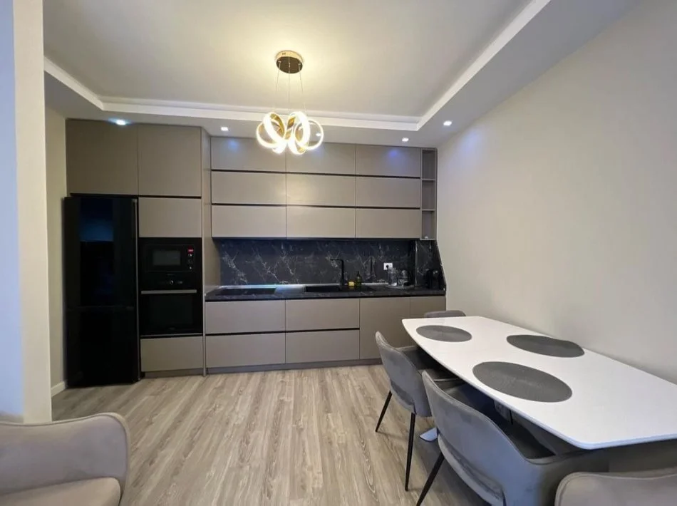 Tirane, jepet me qera apartament 2+1+Ballkon Kati 5, 91 m² 800 € (STACIONI TRENIT)