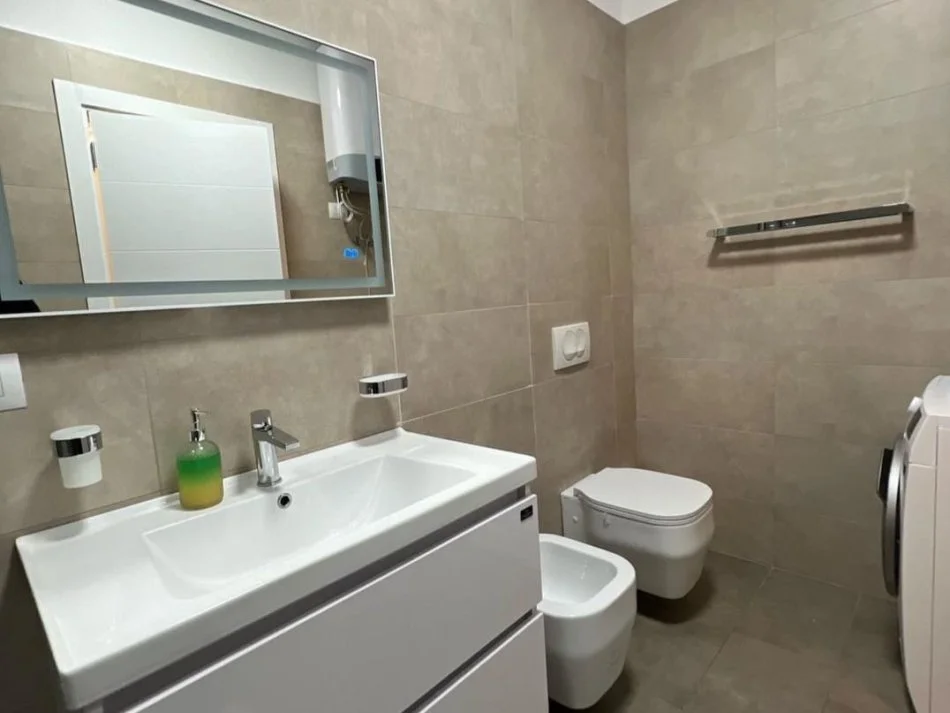 Tirane, jepet me qera apartament 2+1+Ballkon Kati 5, 91 m² 800 € (STACIONI TRENIT)