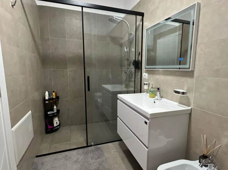 Tirane, jepet me qera apartament 2+1+Ballkon Kati 5, 91 m² 800 € (STACIONI TRENIT)