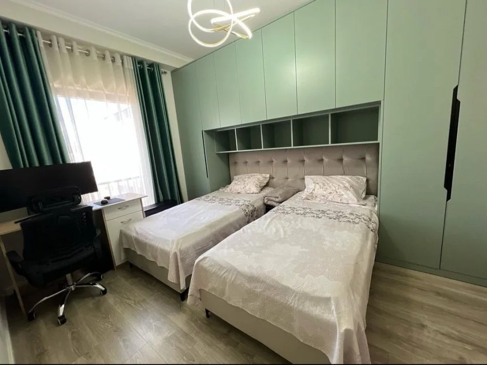 Tirane, jepet me qera apartament 2+1+Ballkon Kati 5, 91 m² 800 € (STACIONI TRENIT)