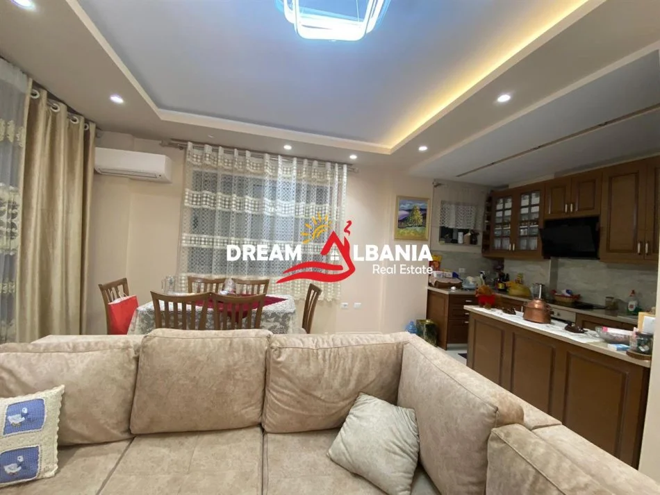 Tirane, jepet me qera apartament 2+1 , 117 m² 520 € (ne Fresk)