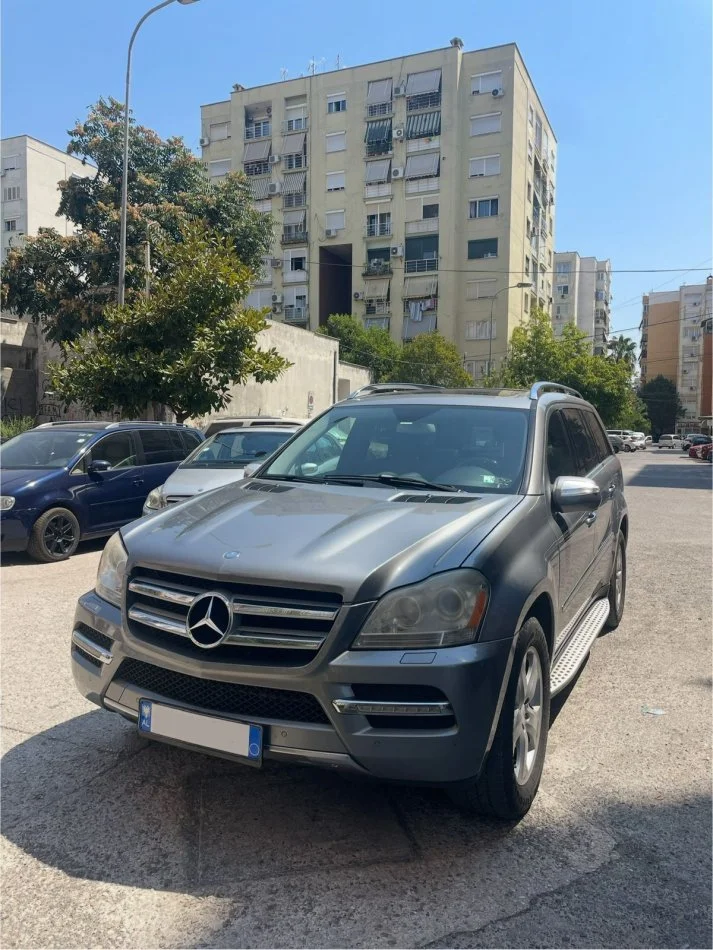 Tirane, shitet makine Mercedes-Benz Gl450 Benzin/Gaz Benzin+Gaz, gri metalizato automatik Klima 265.000 km 15.000 €