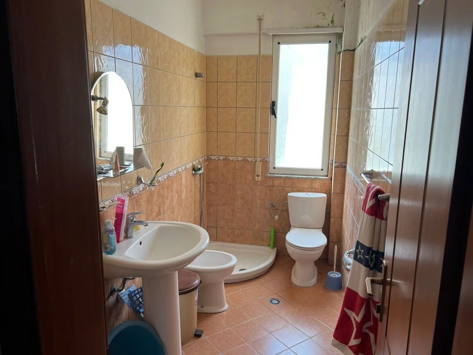 Mali Robit, shitet apartament 1+1 Kati 3, 65 m² 65.000 €