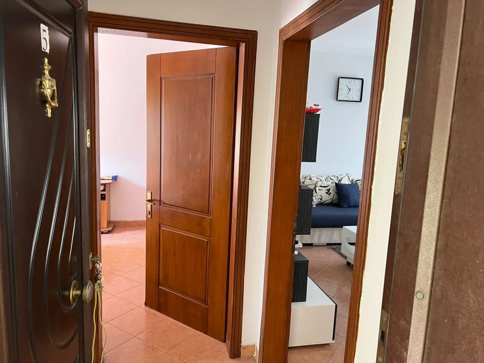 Mali Robit, shitet apartament 1+1 Kati 3, 65 m² 65.000 €