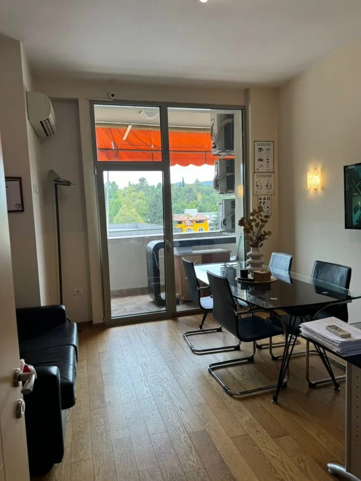 Tirane, Zyre me qira  Kati 4, 145 m² 1.550 € ( Garda)