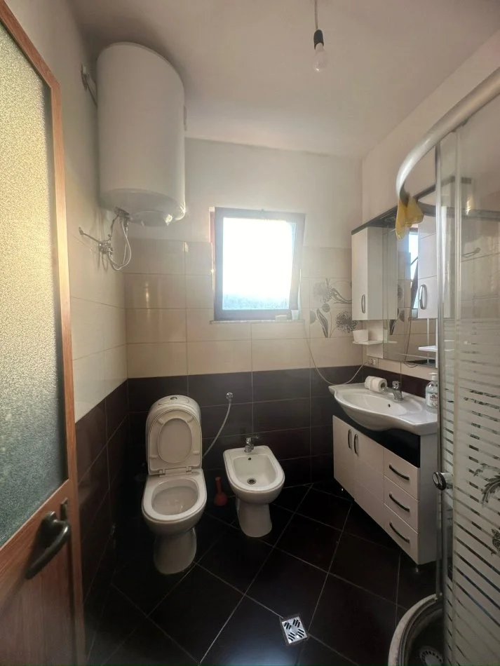 Tirane, jepet me qera apartament 2+1 Kati 2, 130 m² 460 € (5 Maj)