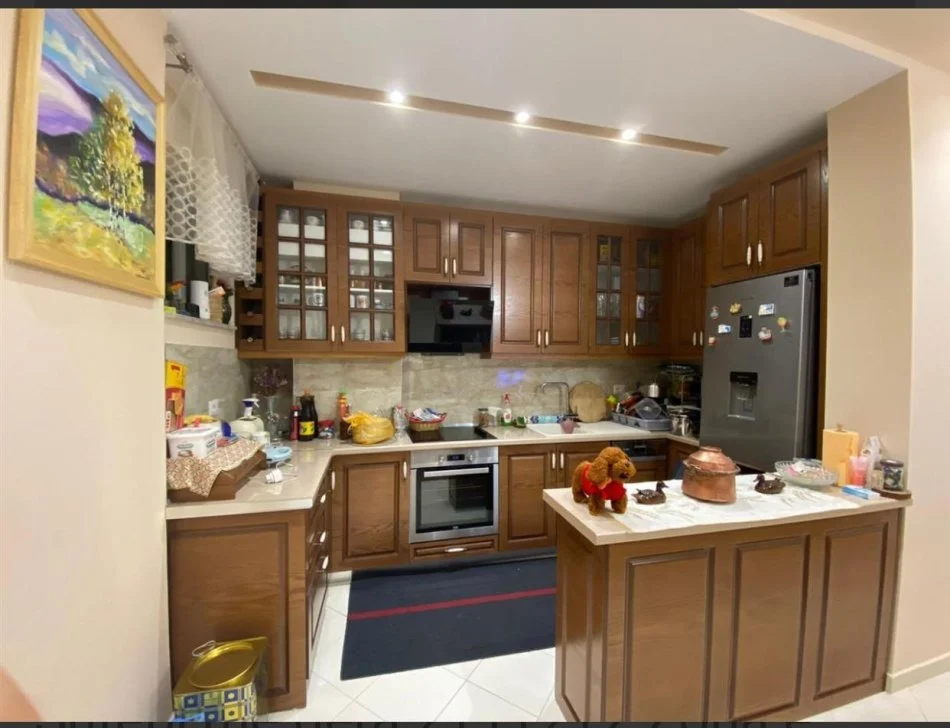 Tirane, jepet me qera apartament 2+1+Ballkon Kati 3, 118 m² 550 € (Rruga Sotir Caci, Prane Restorant Fresku.Tirane)