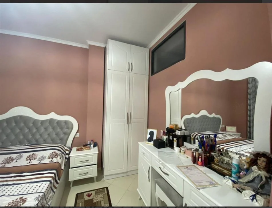 Tirane, jepet me qera apartament 2+1+Ballkon Kati 3, 118 m² 550 € (Rruga Sotir Caci, Prane Restorant Fresku.Tirane)