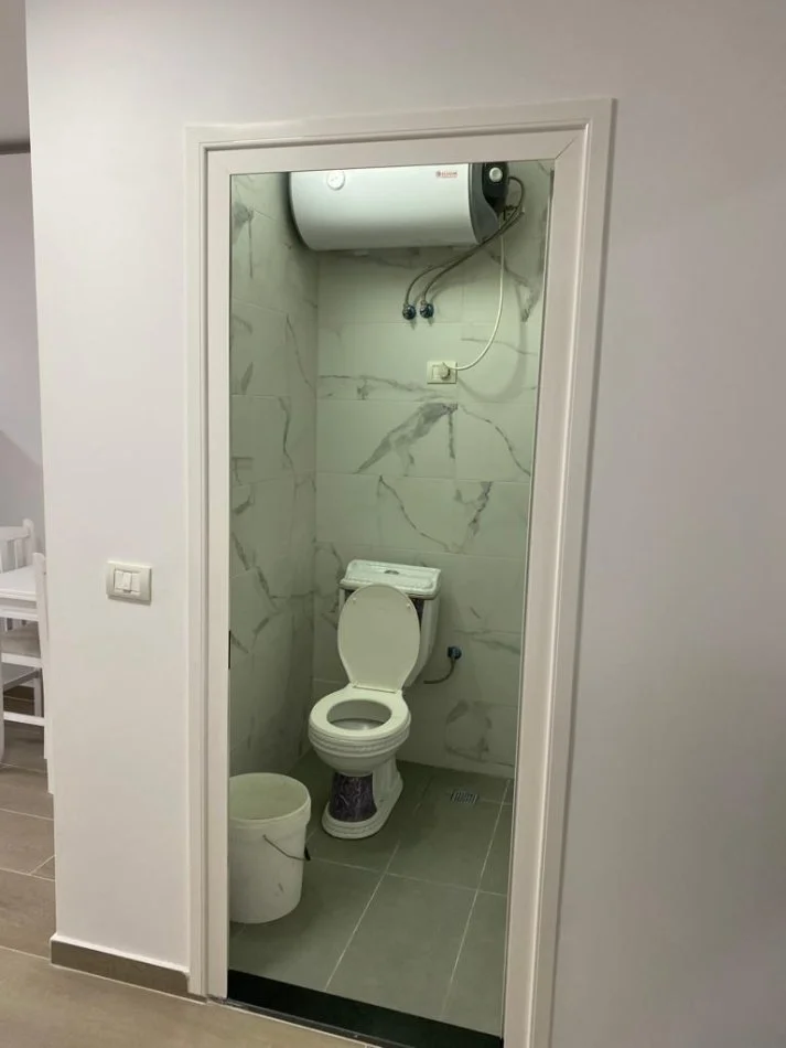 Tirane, jepet me qera apartament 1+1 Kati 0, 70 m² 400 € (Rruga Ramiz Kovaçi, Prane Qendra Spitalore Universitare Nënë Tereza: QSUNT , TIRANE)