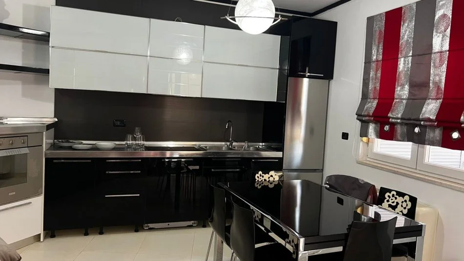 Tirane, jepet me qera apartament 2+1+Ballkon Kati 3, 98 m² 750 € (Rruga Sulejman Delvina, Prane Sheshit Willson)