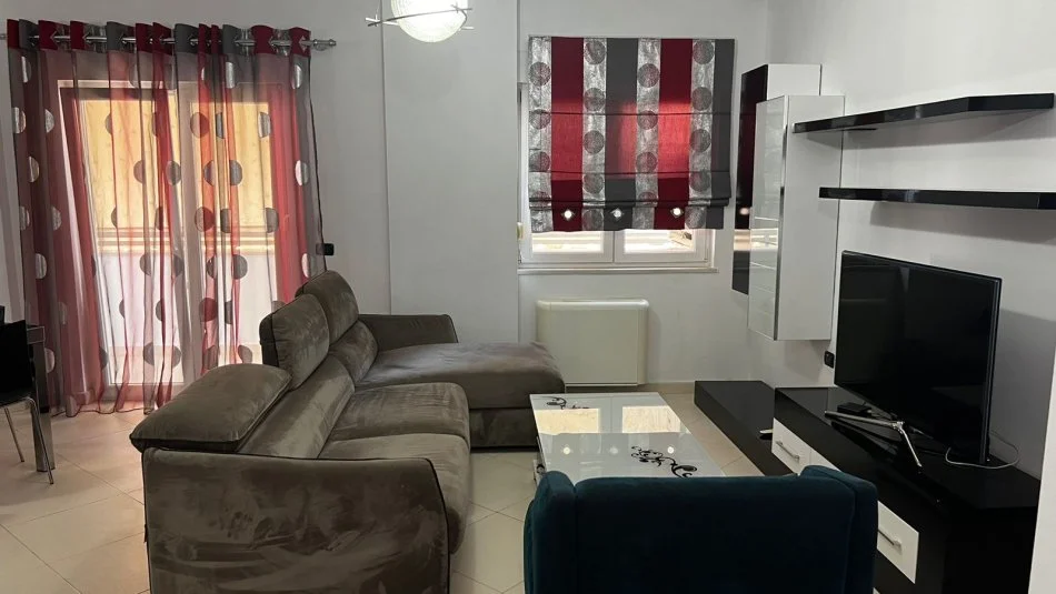Tirane, jepet me qera apartament 2+1+Ballkon Kati 3, 98 m² 750 € (Rruga Sulejman Delvina, Prane Sheshit Willson)