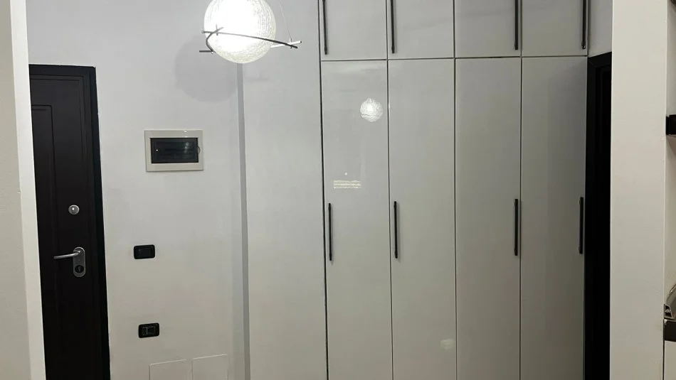 Tirane, jepet me qera apartament 2+1+Ballkon Kati 3, 98 m² 750 € (Rruga Sulejman Delvina, Prane Sheshit Willson)