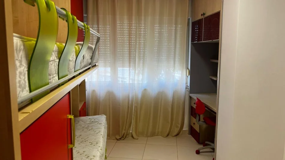 Tirane, jepet me qera apartament 2+1+Ballkon Kati 3, 98 m² 750 € (Rruga Sulejman Delvina, Prane Sheshit Willson)