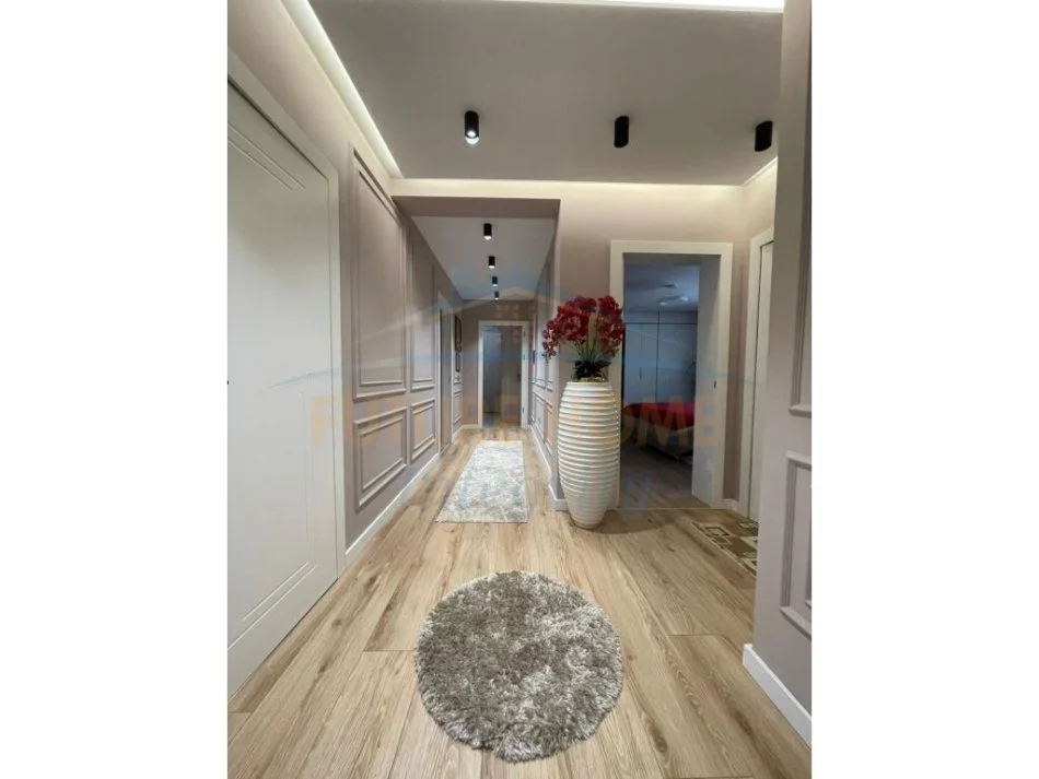 Tirane, shitet Vile 3 Katshe , 1.220 m² 1.500.000 € (FUAT TOPTANI)