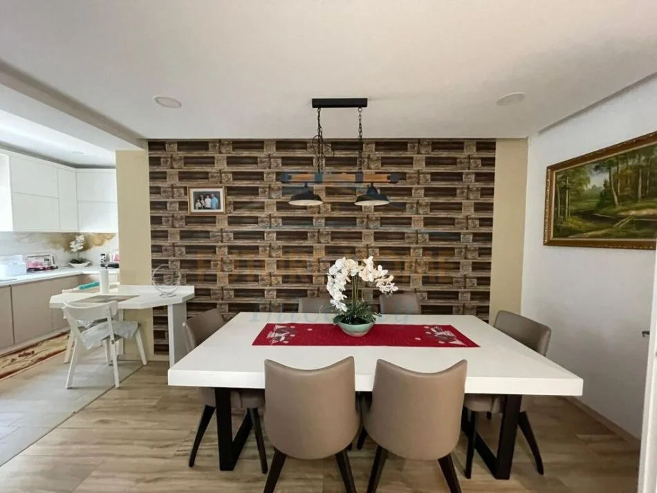 Tirane, shitet Vile 3 Katshe , 1.220 m² 1.500.000 € (FUAT TOPTANI)