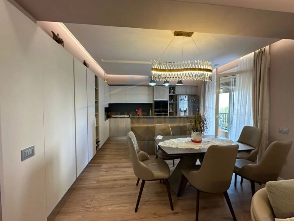 Tirane, shitet Vile 3 Katshe , 1.220 m² 1.500.000 € (FUAT TOPTANI)